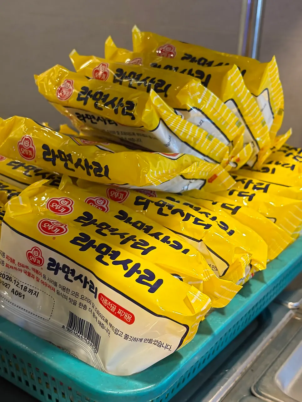 테이블에 놓인 기본 세팅 반찬