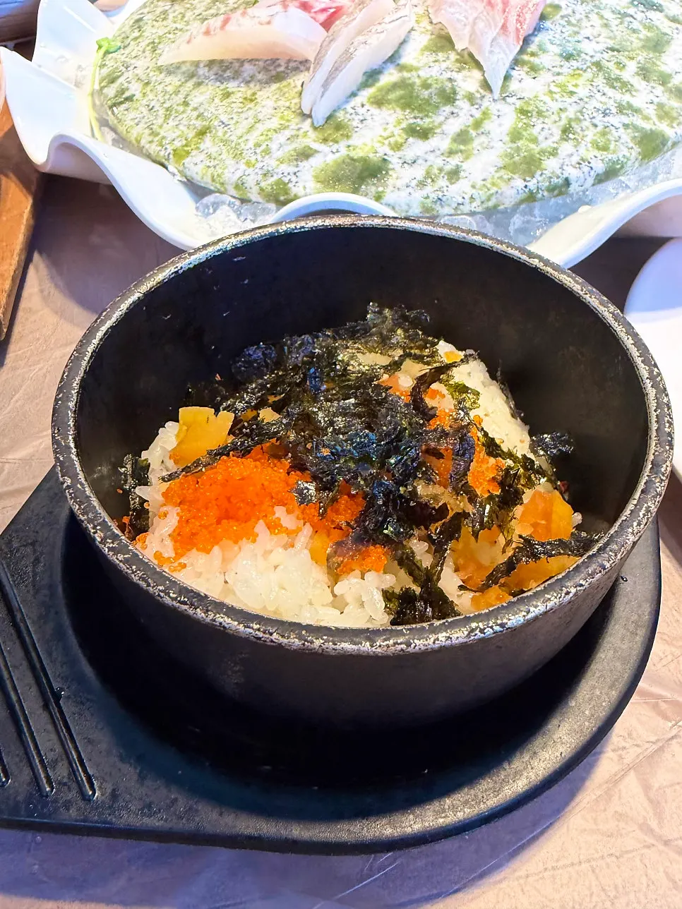 돌솥에 담겨 나온 알밥