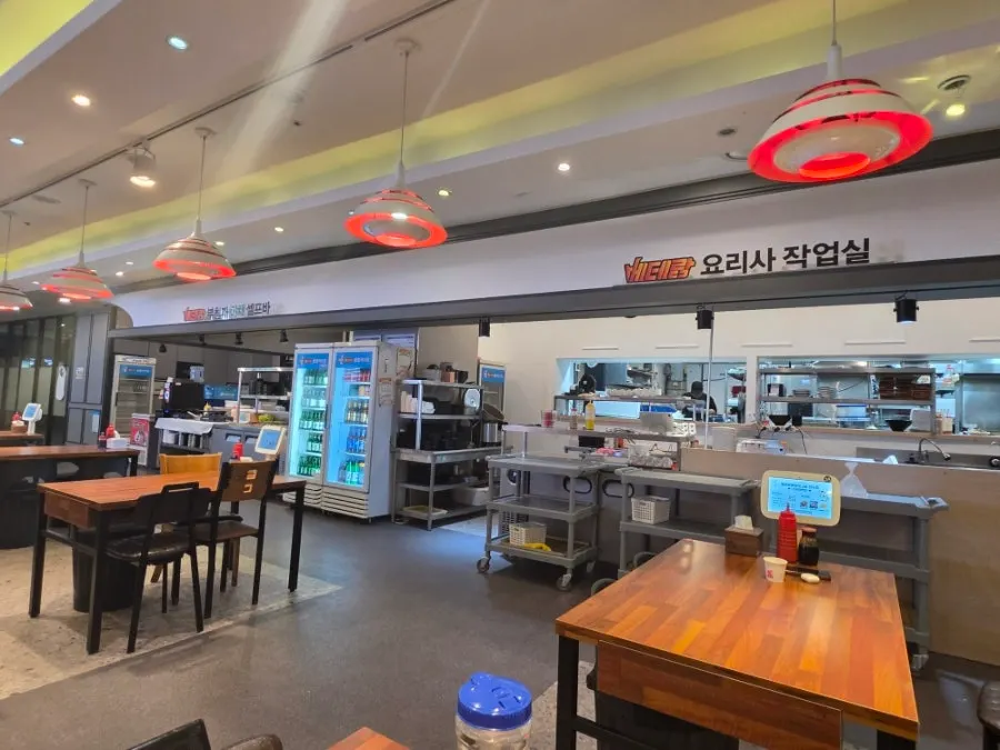우드톤 테이블이 배치된 매장 내부