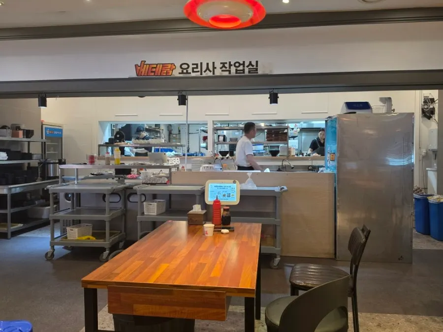 여유 있게 배치된 매장 테이블