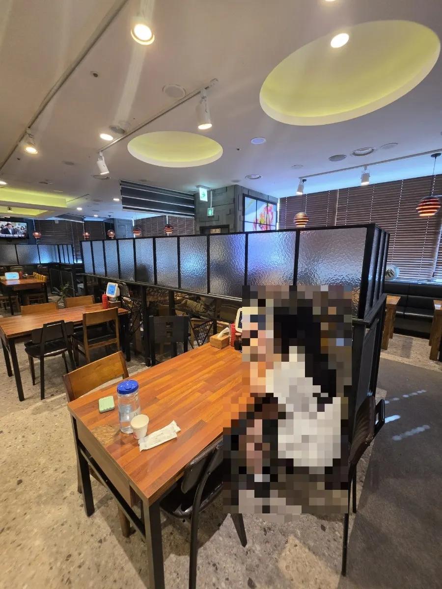 정돈된 분위기의 횟집 내부