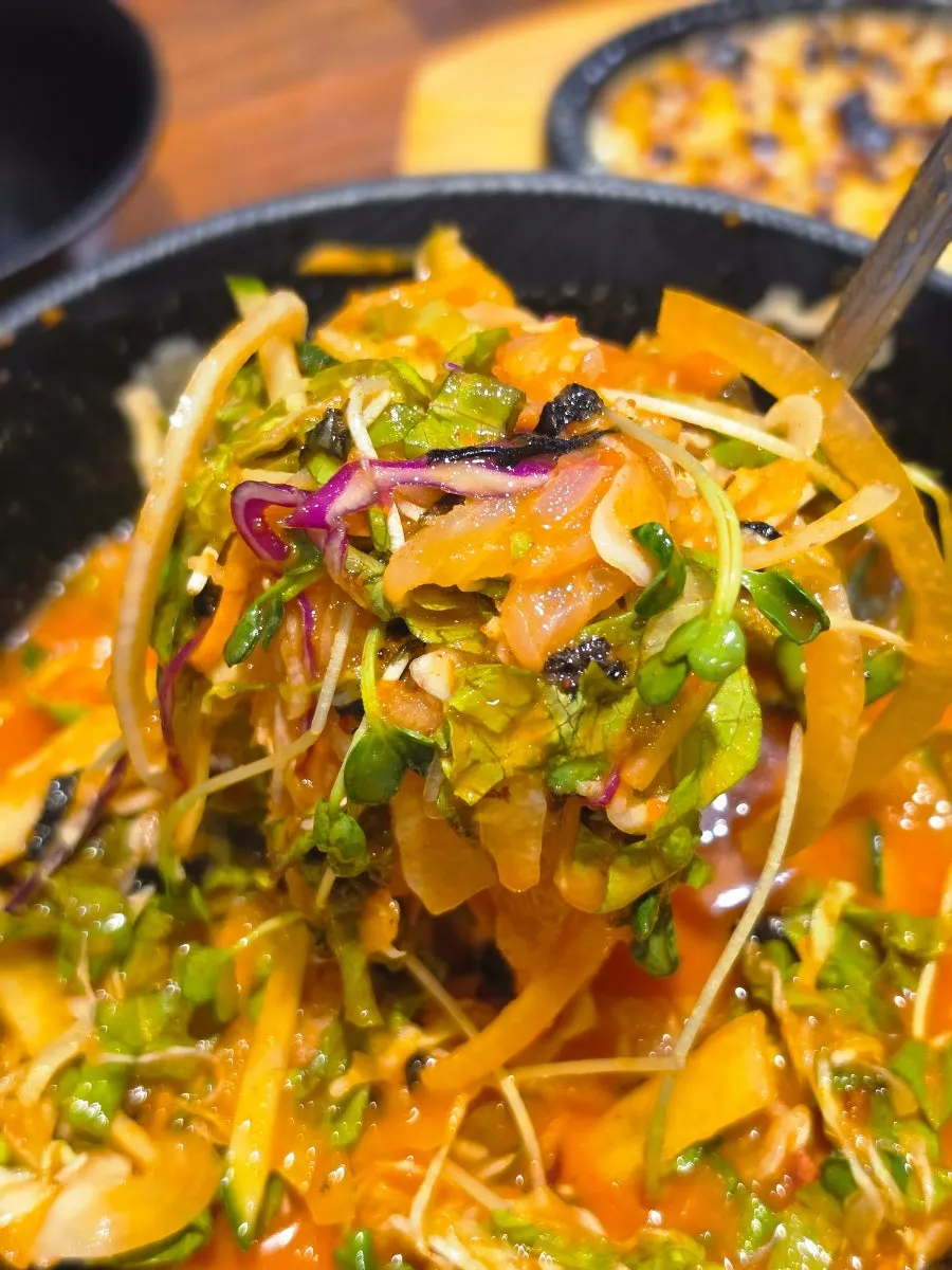 날치알과 김가루를 올린 물회