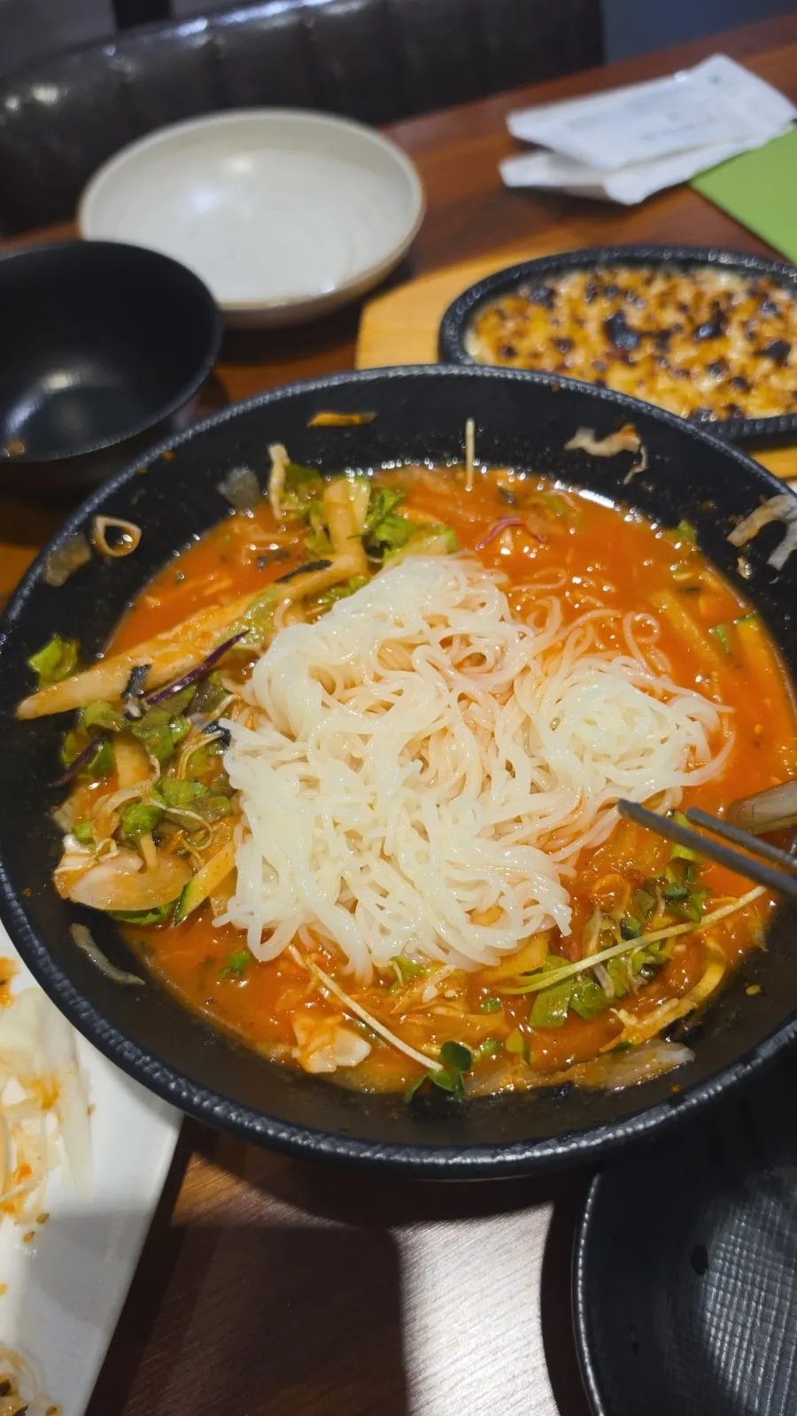 차가운 육수에 섞은 물회