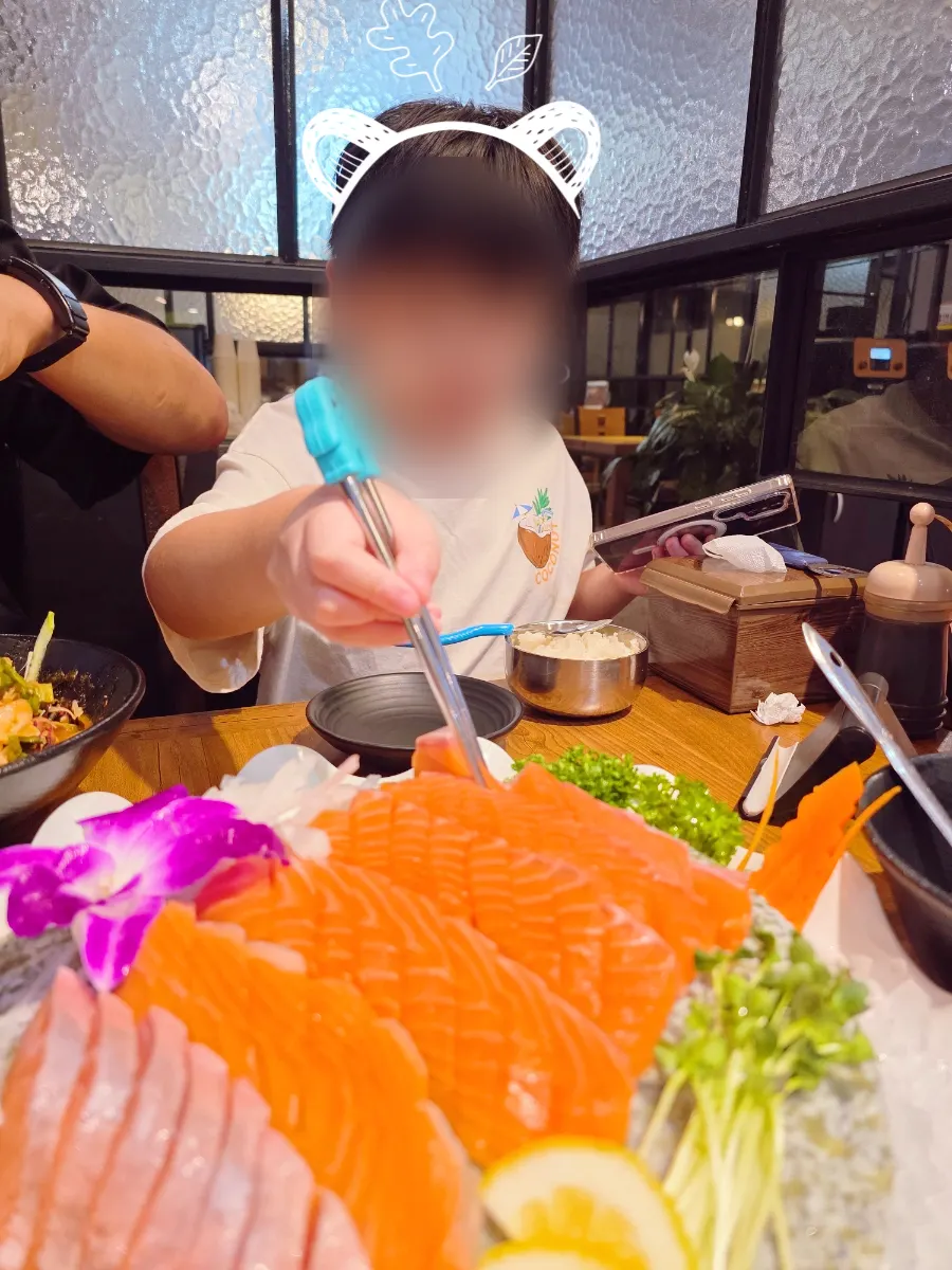 豪華に盛られたサーモン刺身