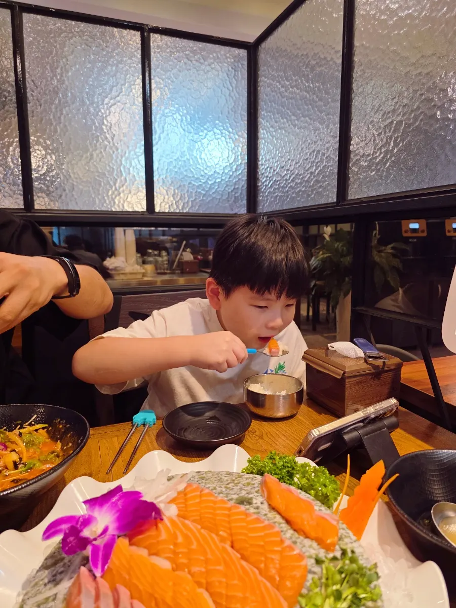 A child eating salmon sashimi