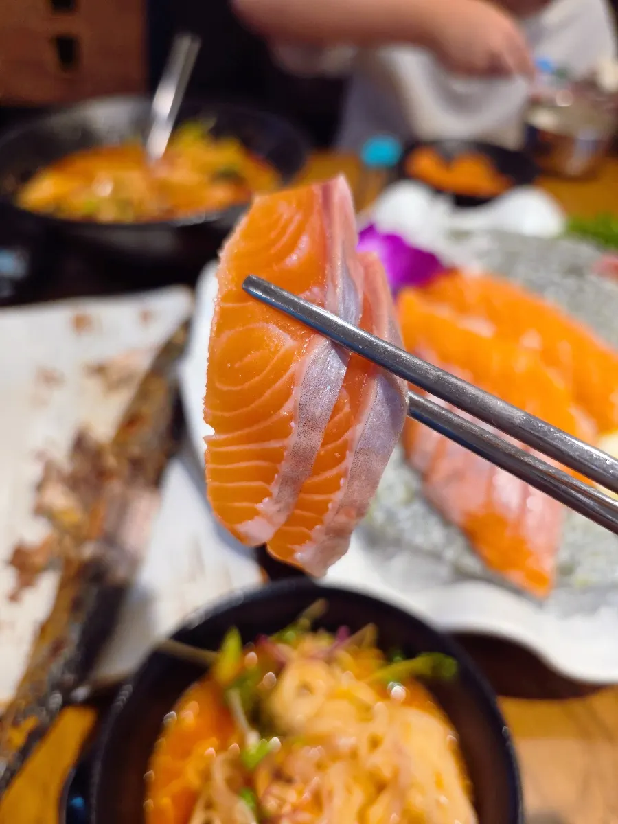 Salmon sashimi placed over rice