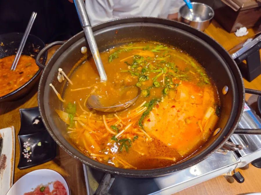 A generously simmering pot of maeuntang