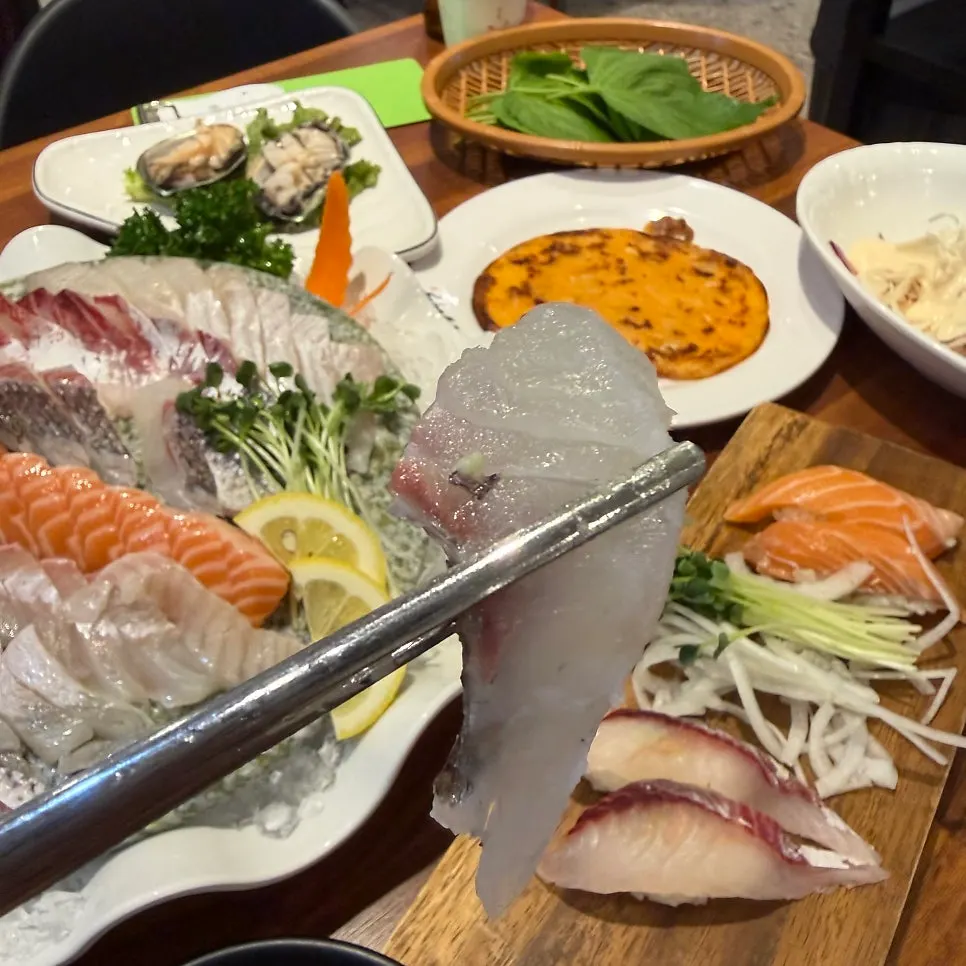 Flounder sashimi eaten with aged kimchi