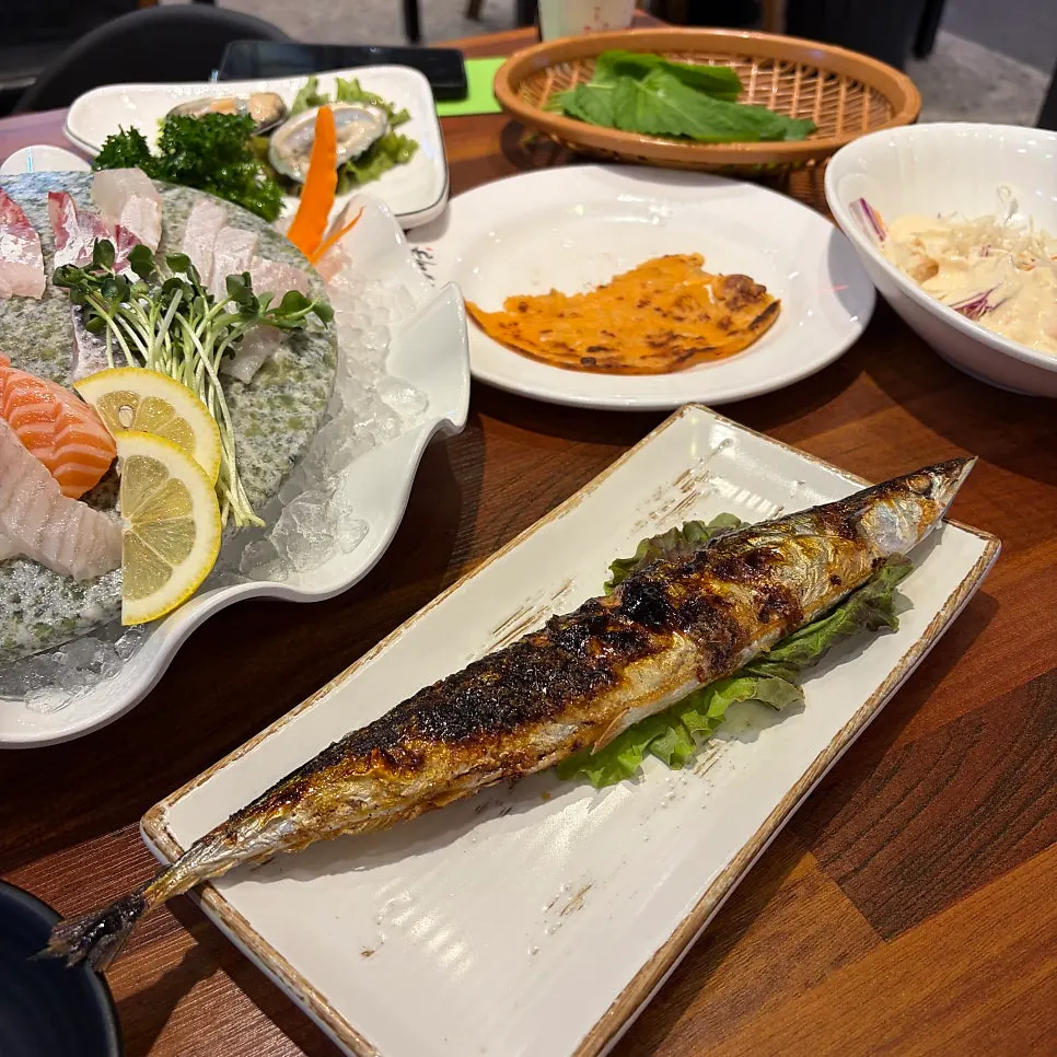 Red sea bream sashimi with perilla leaf and makjang