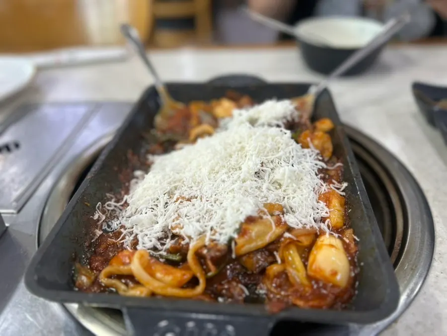 눈꽃치즈를 올린 매콤 소갈비찜