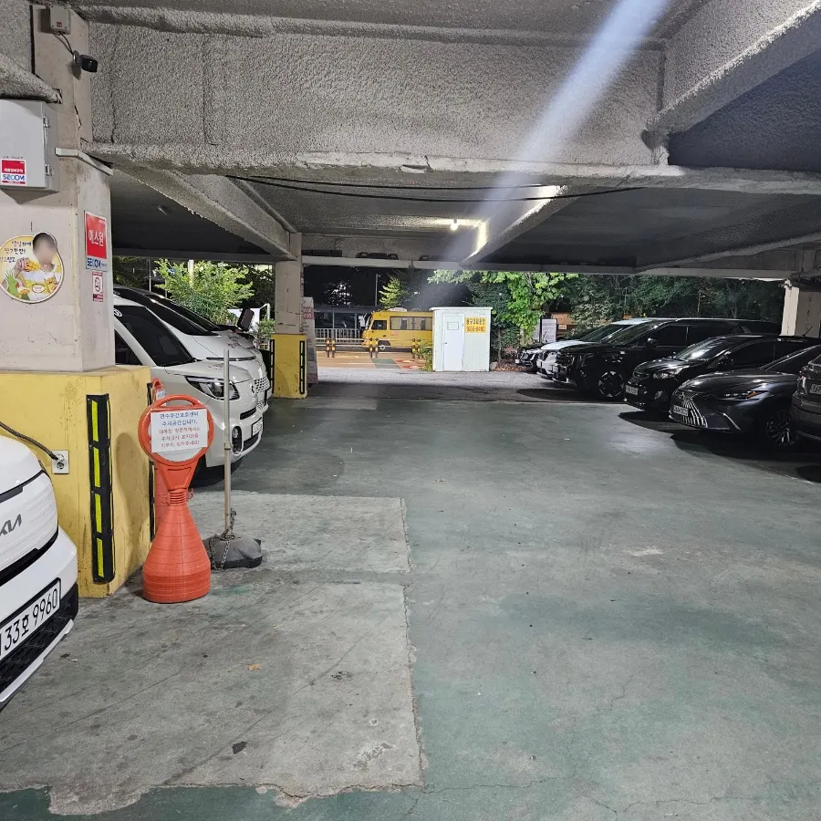 Exterior of Haemokjeong Yeonsu Main Branch with hours posted