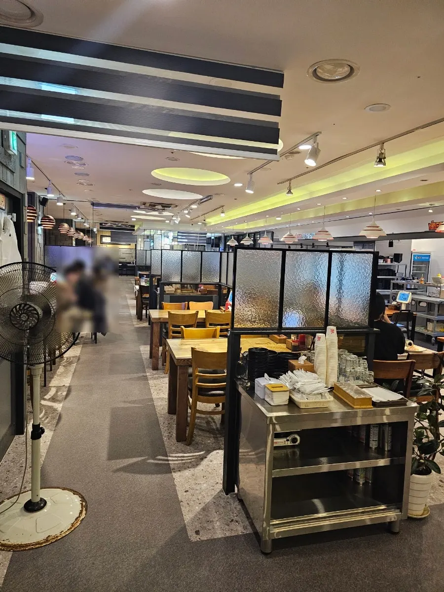 베테랑종합어시장 연수점 파티션으로 나뉜 좌석
