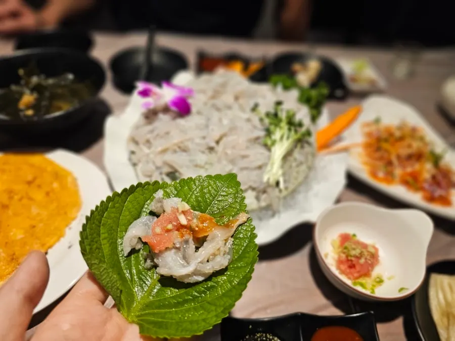 깻잎에 도다리세꼬시와 명란 올린 쌈