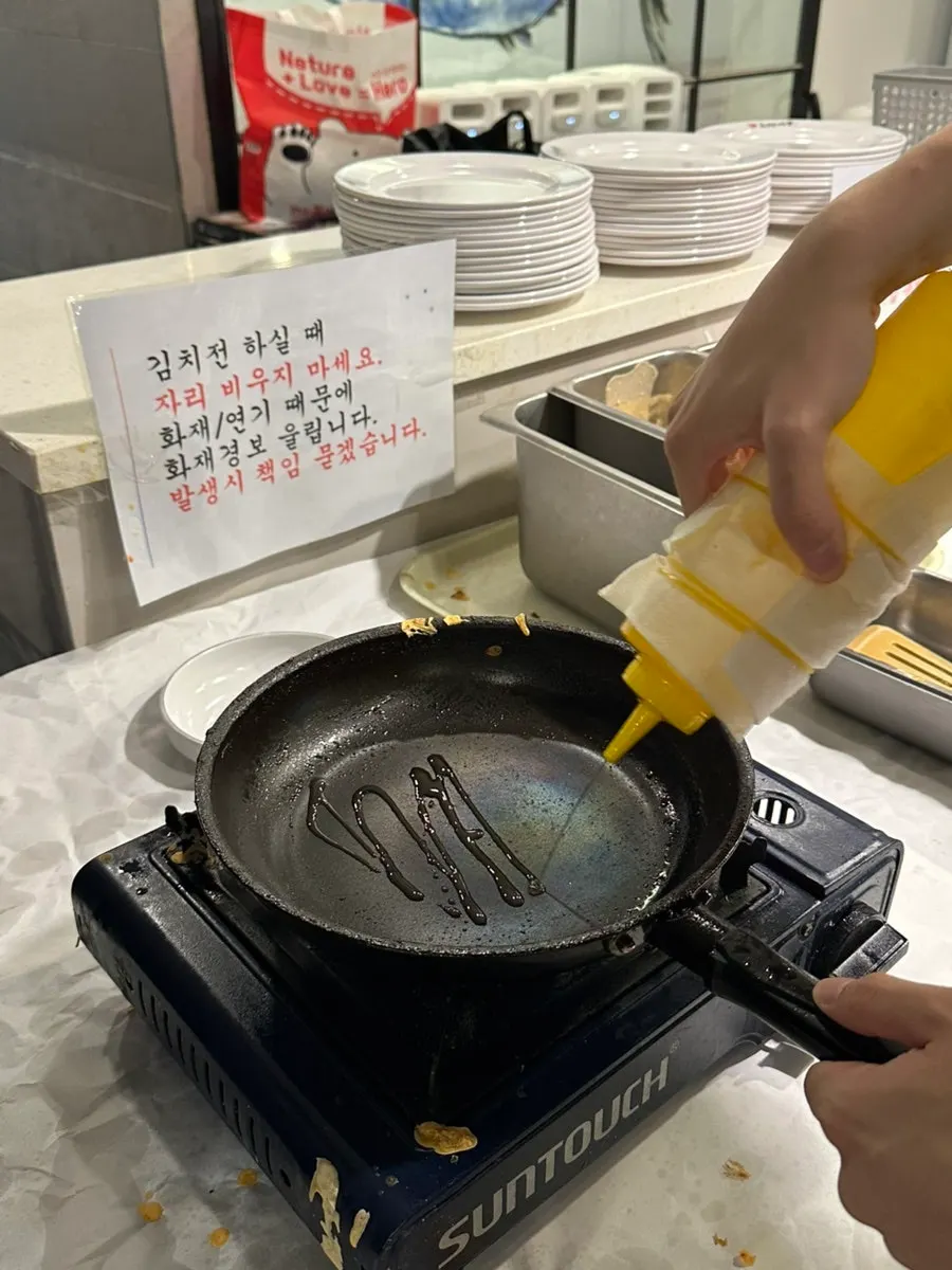 상추쌈과 메추리알이 포함된 밑반찬