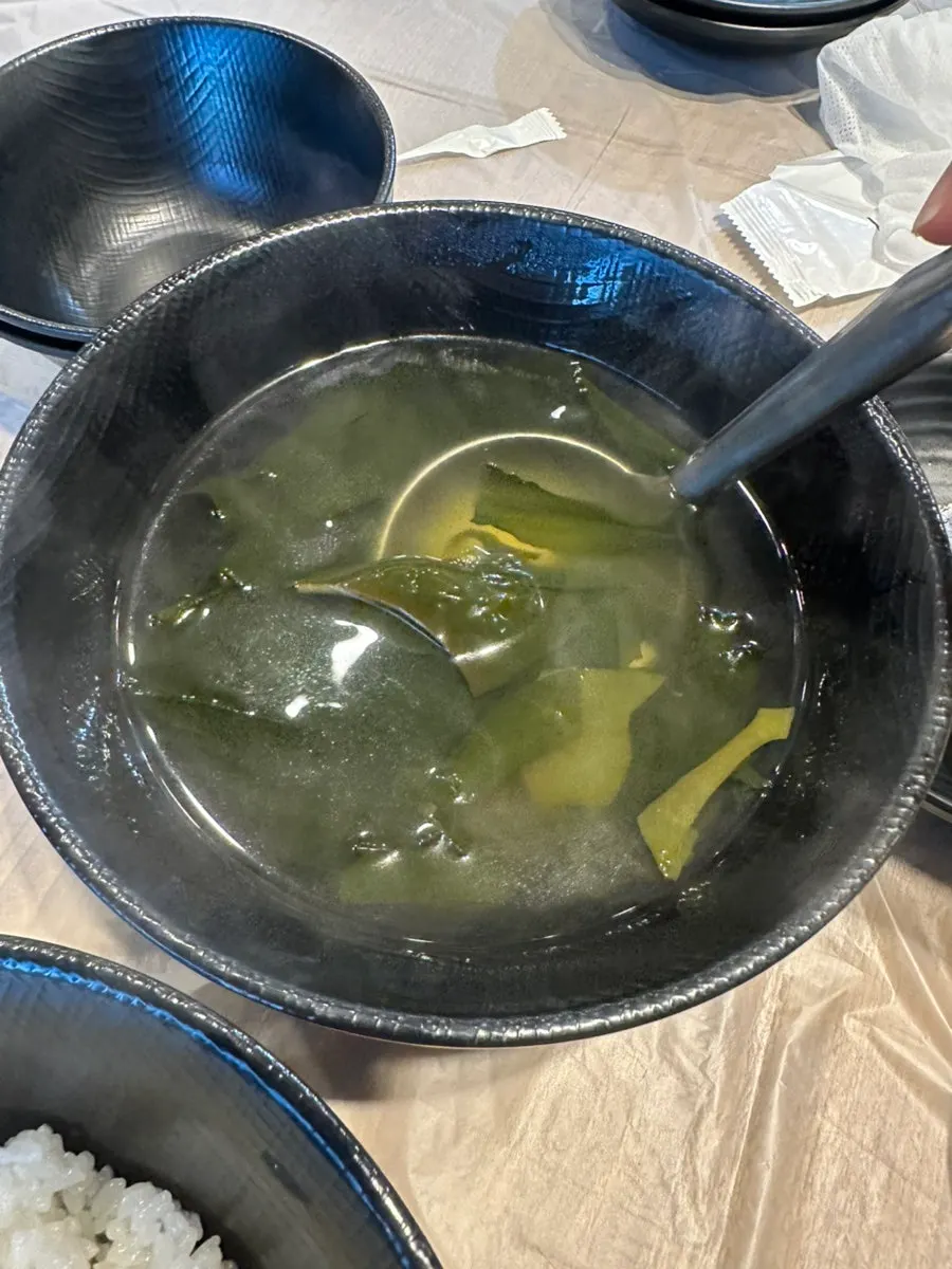 갓 구워진 김치전 한 접시