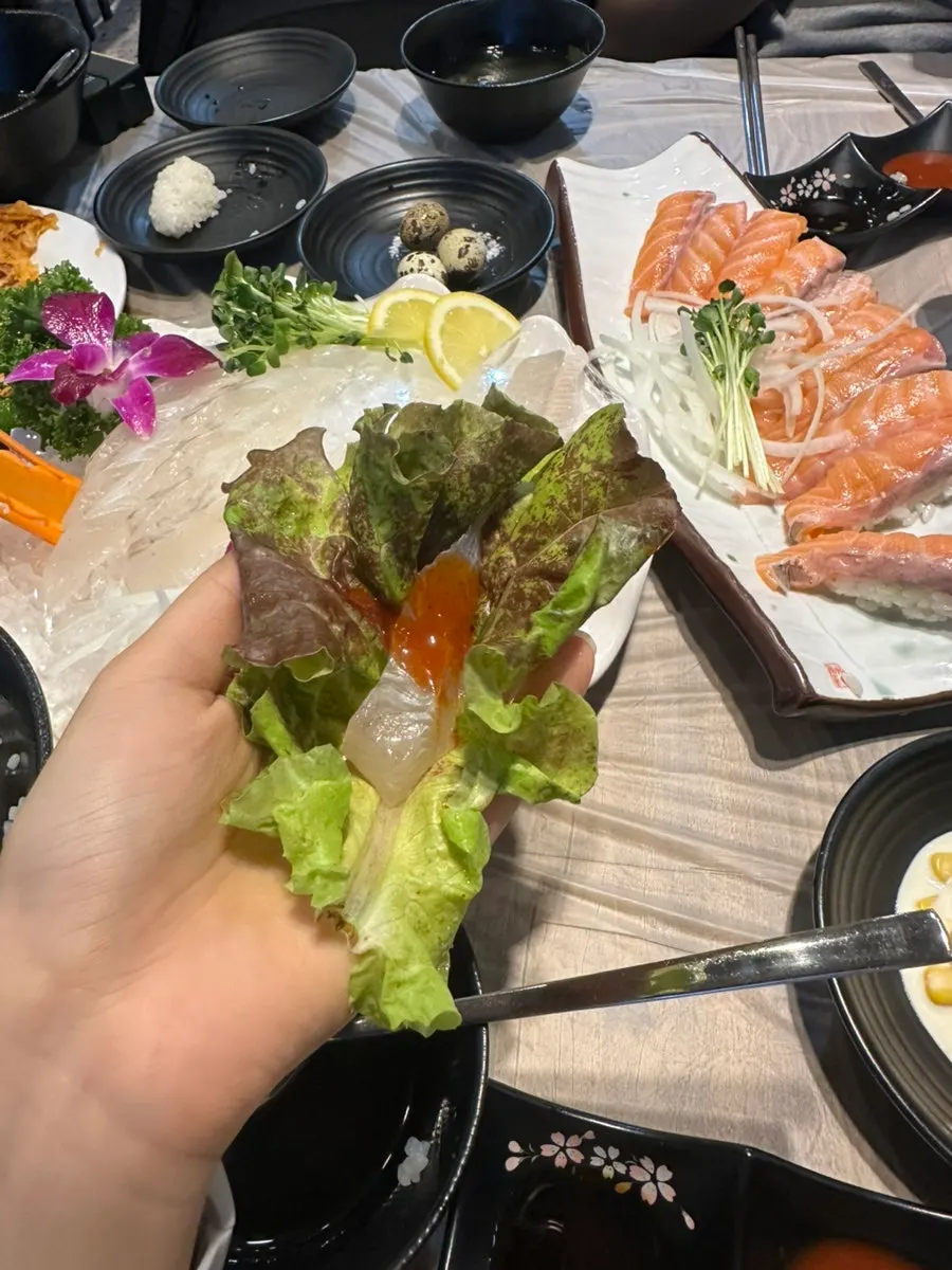 광어 지느러미살이 담긴 회 접시