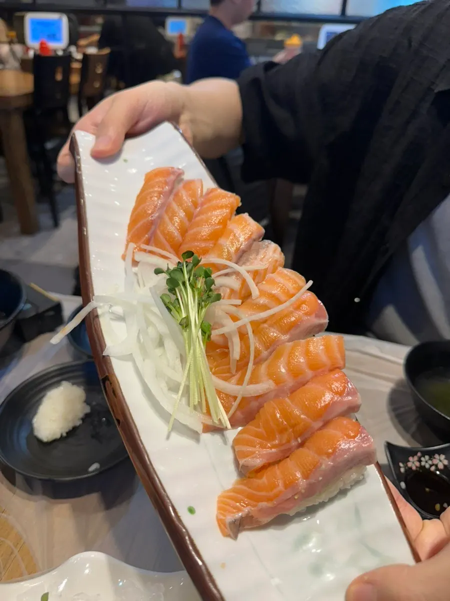 16,000원 연어초밥 한 접시