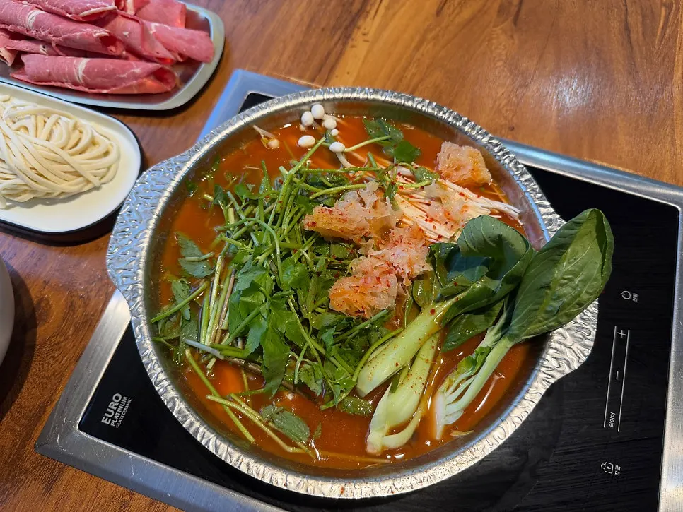 Spicy broth and shabu-shabu ingredients