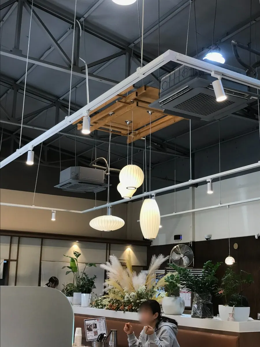 Yeonsuok's dining hall still busy on a weekday afternoon