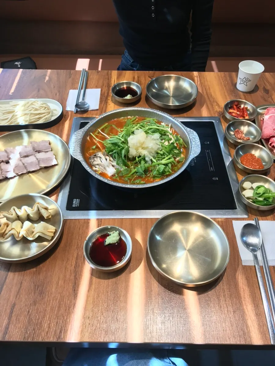 Spicy shabu-shabu served together with boiled pork