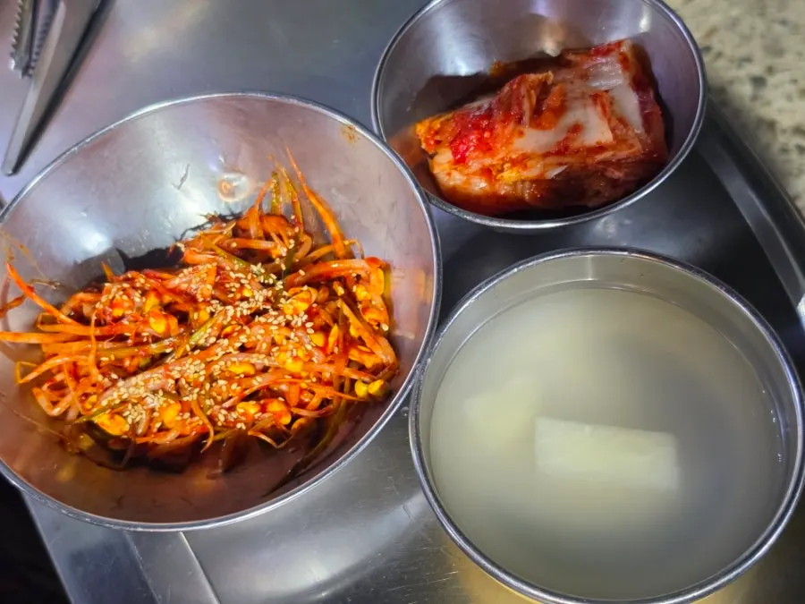 Basic side dishes of cabbage and green onion salad at Yeontan Gongjang