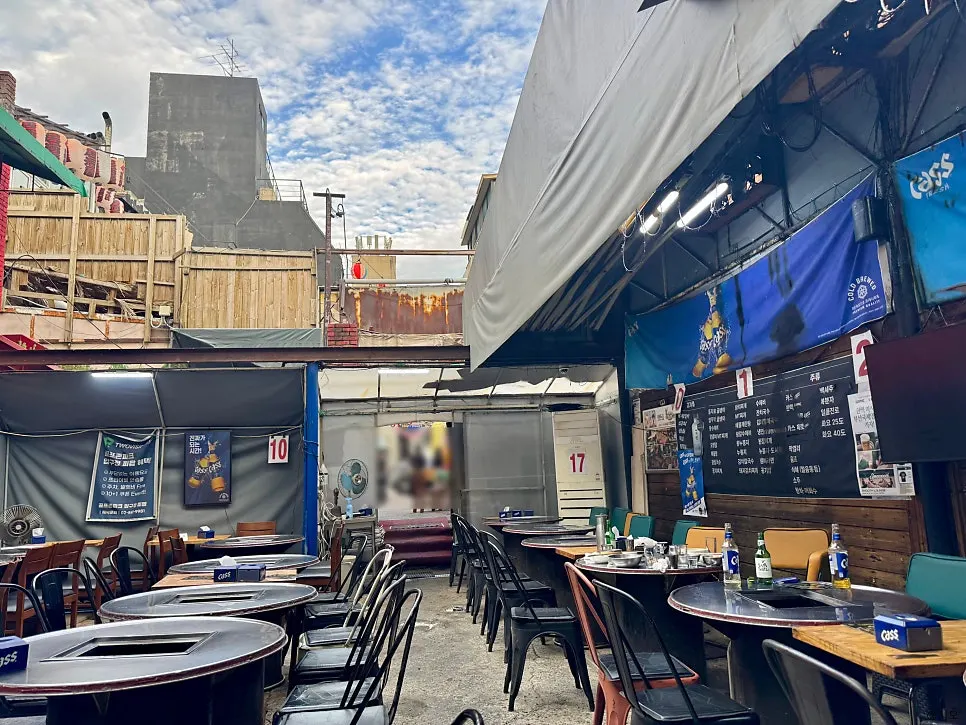 Retro open-air tables at Yeontan Gongjang