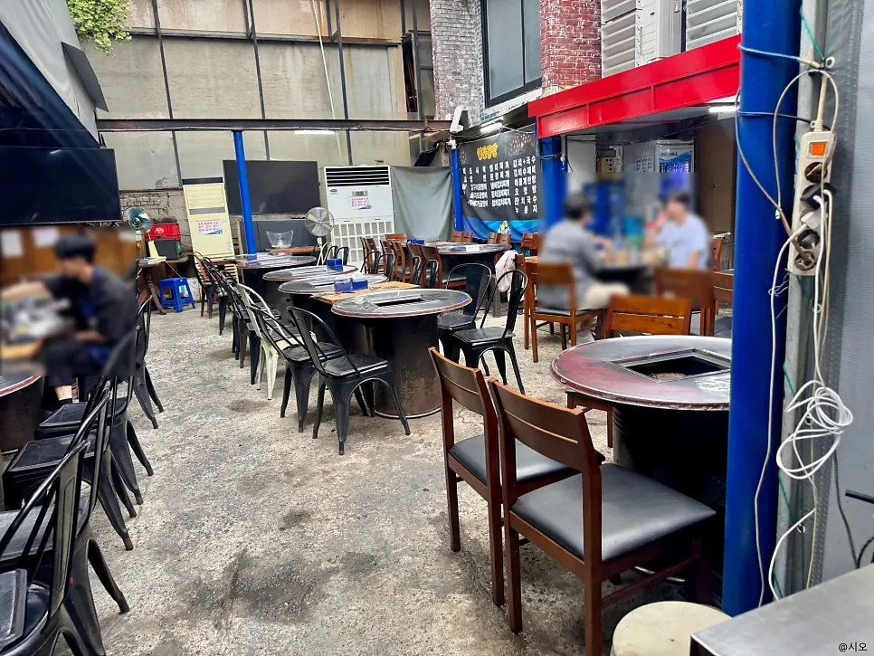 Outdoor seats at Yeontan Gongjang on an early Friday evening