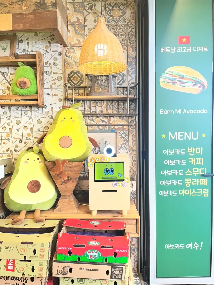 아보카도 인형이 놓인 카페 인테리어