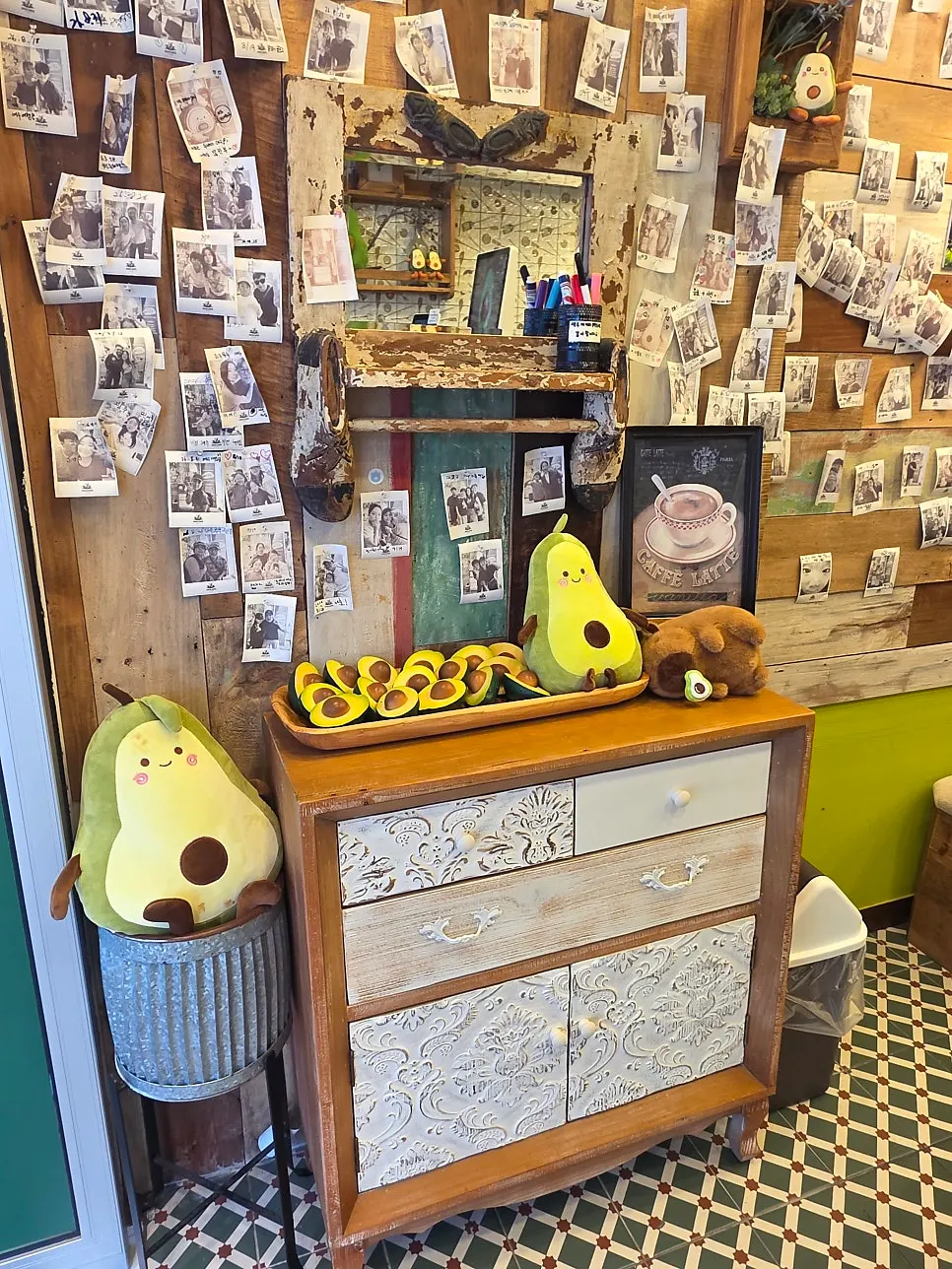 Area around the order counter at Avocado Yeosu