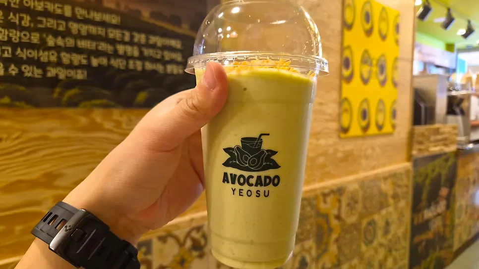 Cross-section of finely blended ice in the avocado smoothie