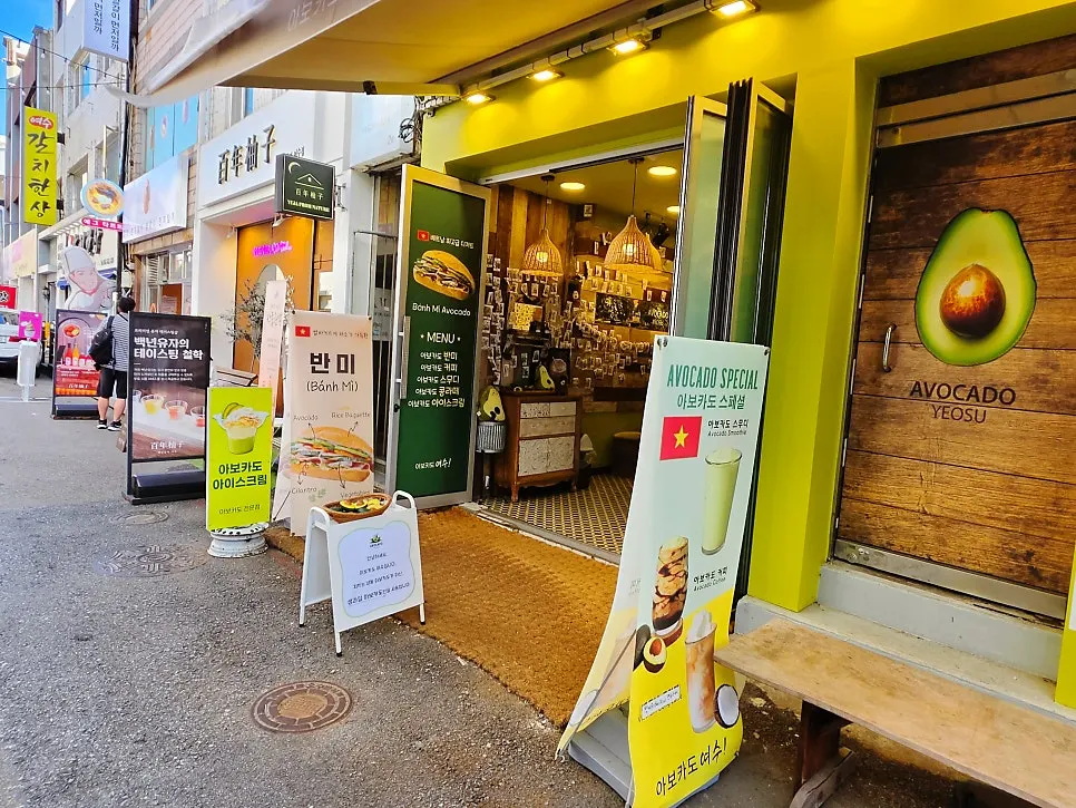 이국적인 인테리어의 카페 내부