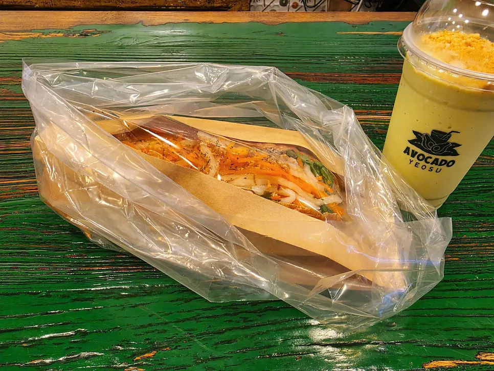 음료를 기다리며 둘러본 아보카도 소품