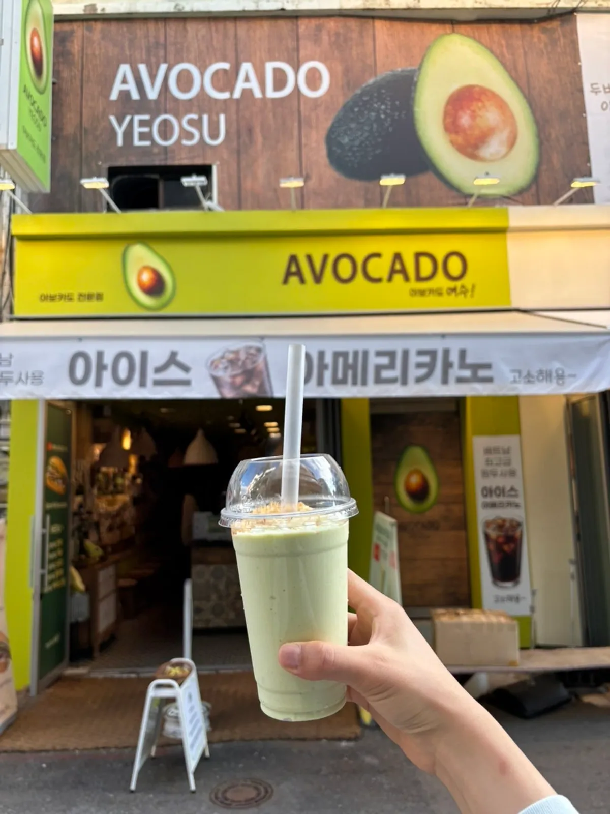 코코넛칩을 올린 아보카도 스무디 한 잔