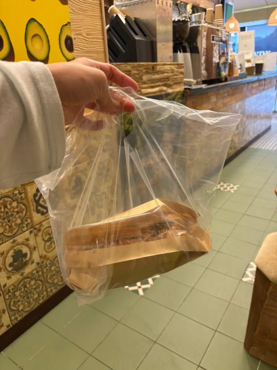 마시던 아보카도 스무디 잔과 매장 테이블