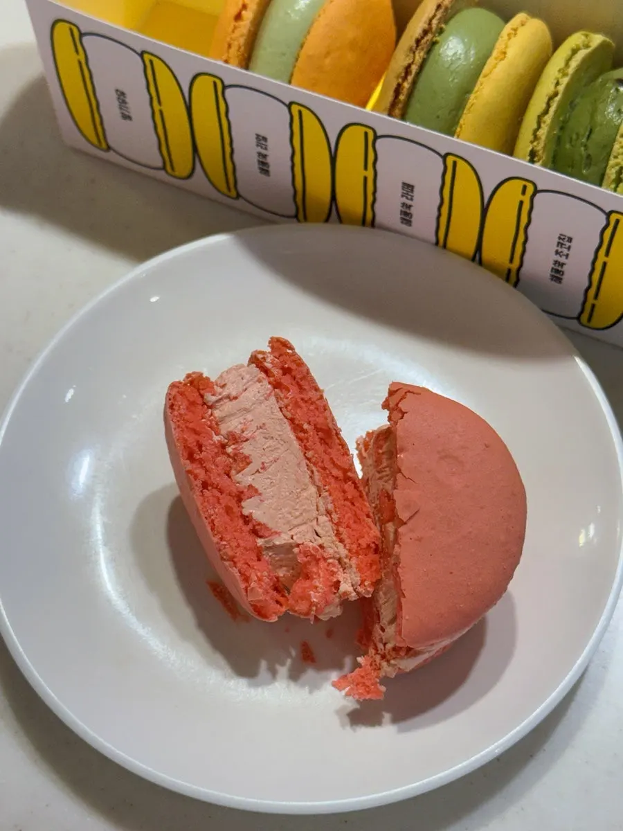 딸기우유맛 뚱카롱