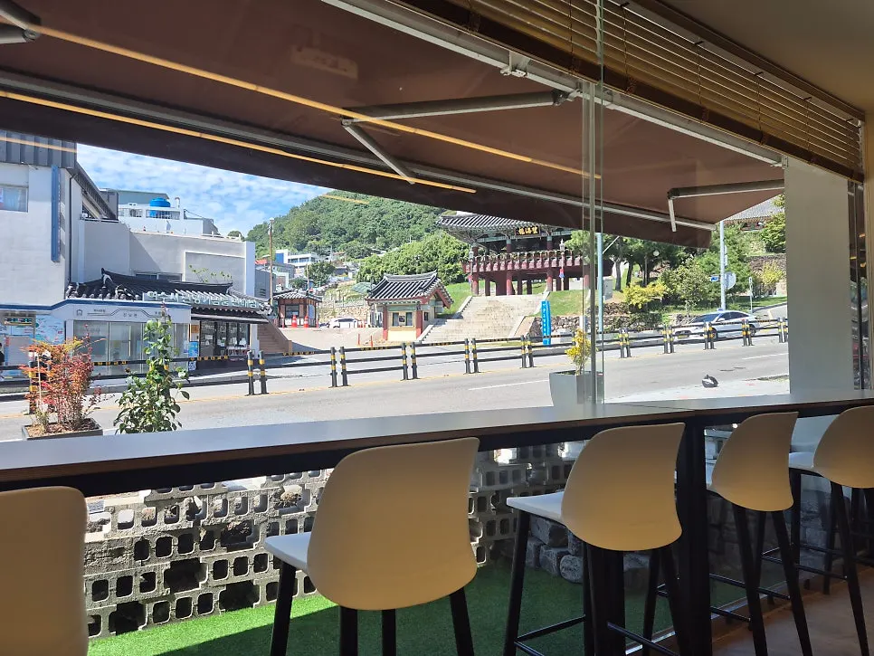 Window bar seats facing Jinnamgwan