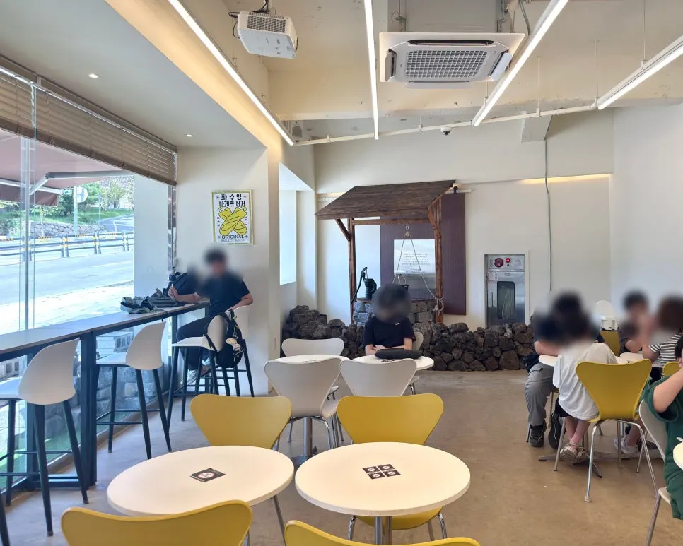 아담한 좌수영바게트버거 내부