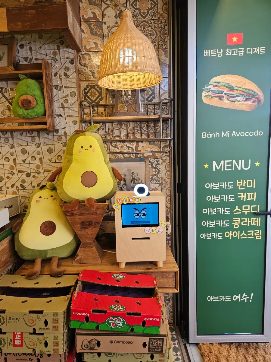 アボカドヨスの可愛らしい店内