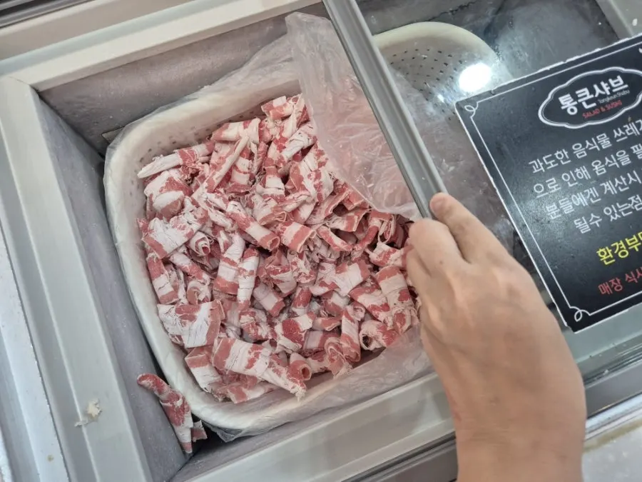 Blanching meat and vegetables in the broth