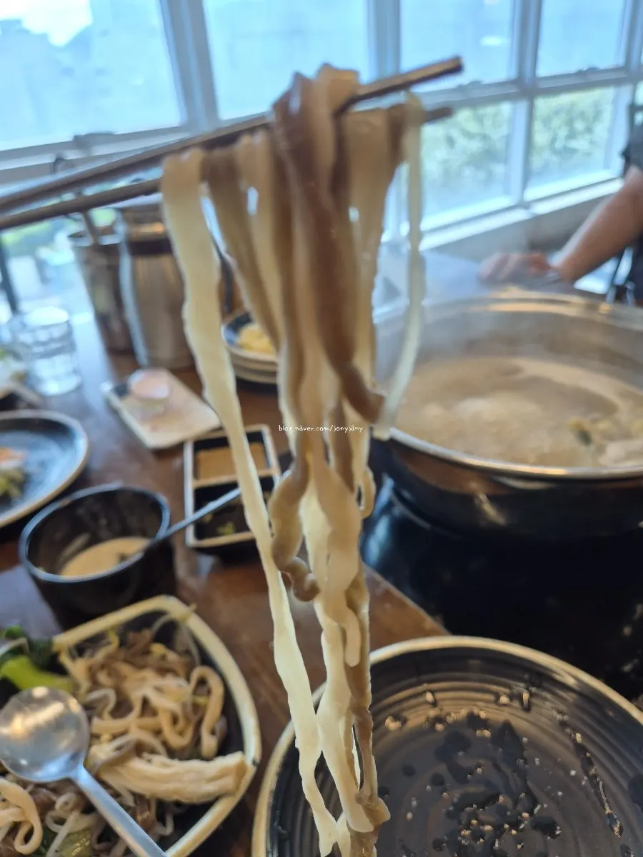 Kalguksu simmered in the broth to finish the meal