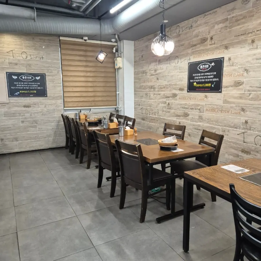 Spaciously arranged Tongkeun Shabu dining room