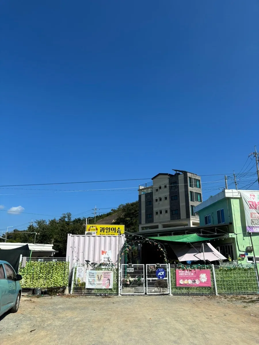Exterior of Gwaireui Sup Yeosu Branch café in Dolsan, Yeosu