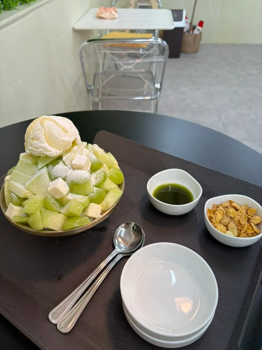 Hybrix Melon Bingsu stacked like a tower