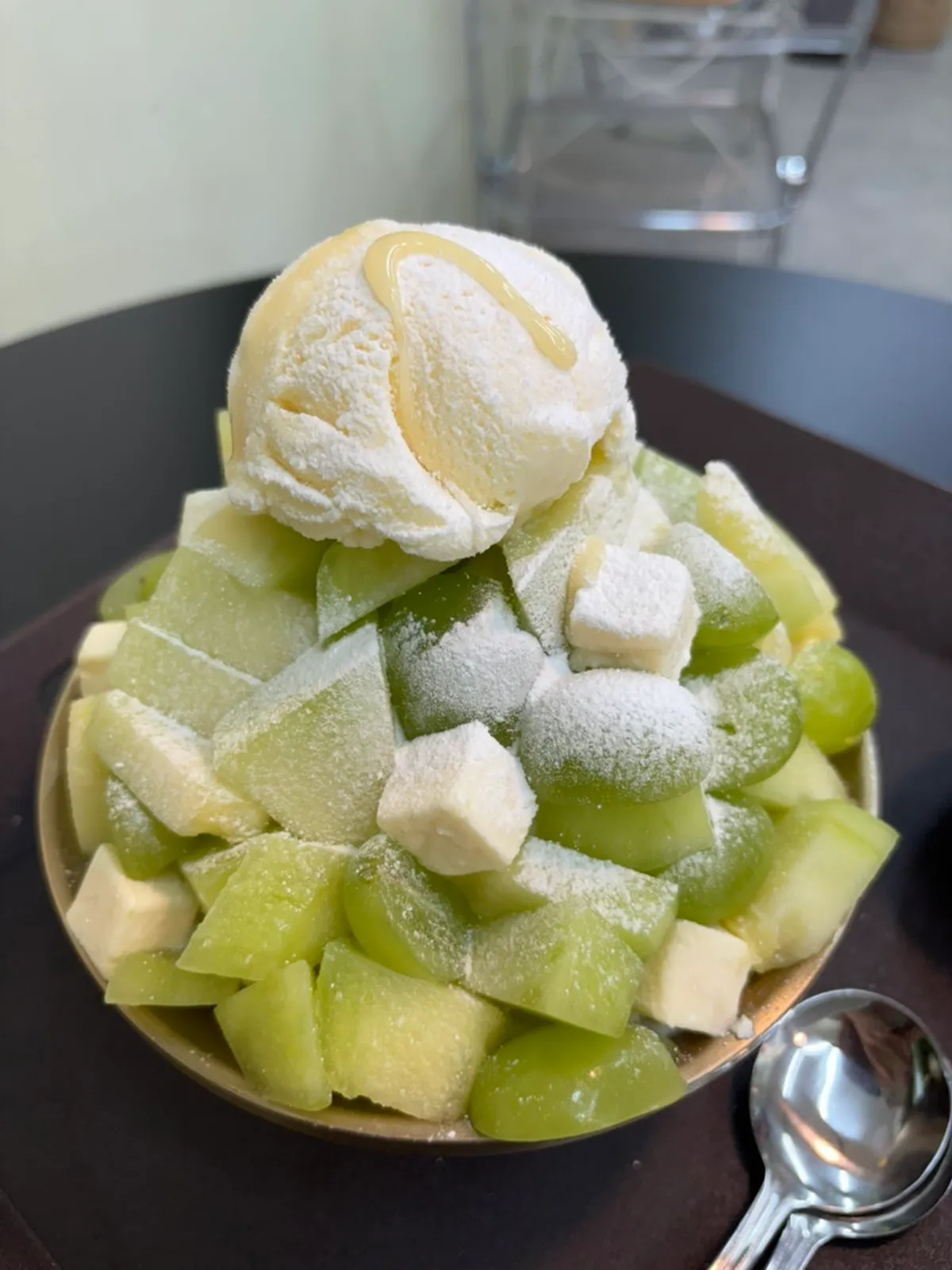 Melon bingsu piled high with fresh melon at Gwaireui Sup Yeosu Branch