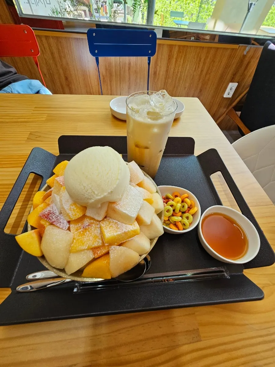 Photo of the signature Peach Bingsu menu item