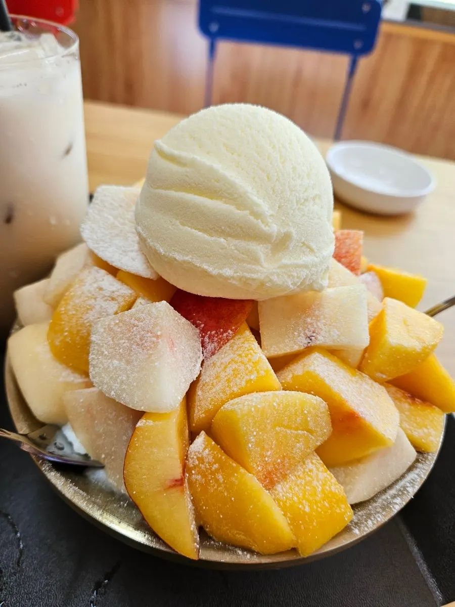 Table setting of fresh fruit bingsu at Gwaireui Sup Yeosu Branch