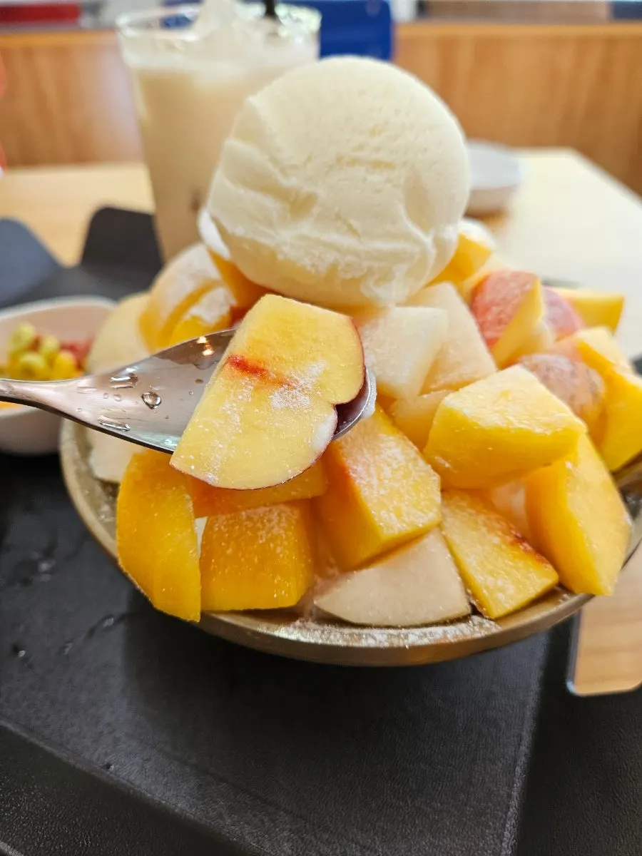 Fresh peach slices cut right after ordering