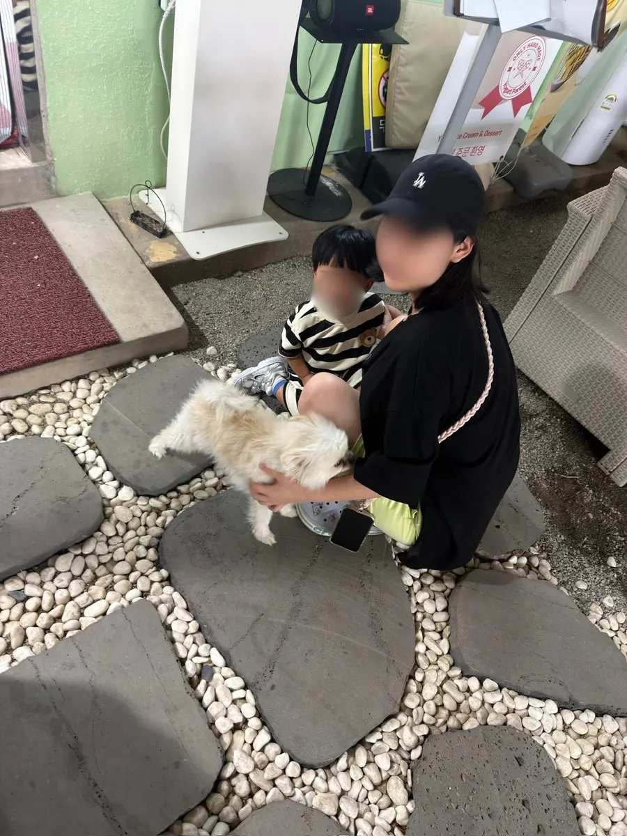저녁 시간 야외 카페 공간
