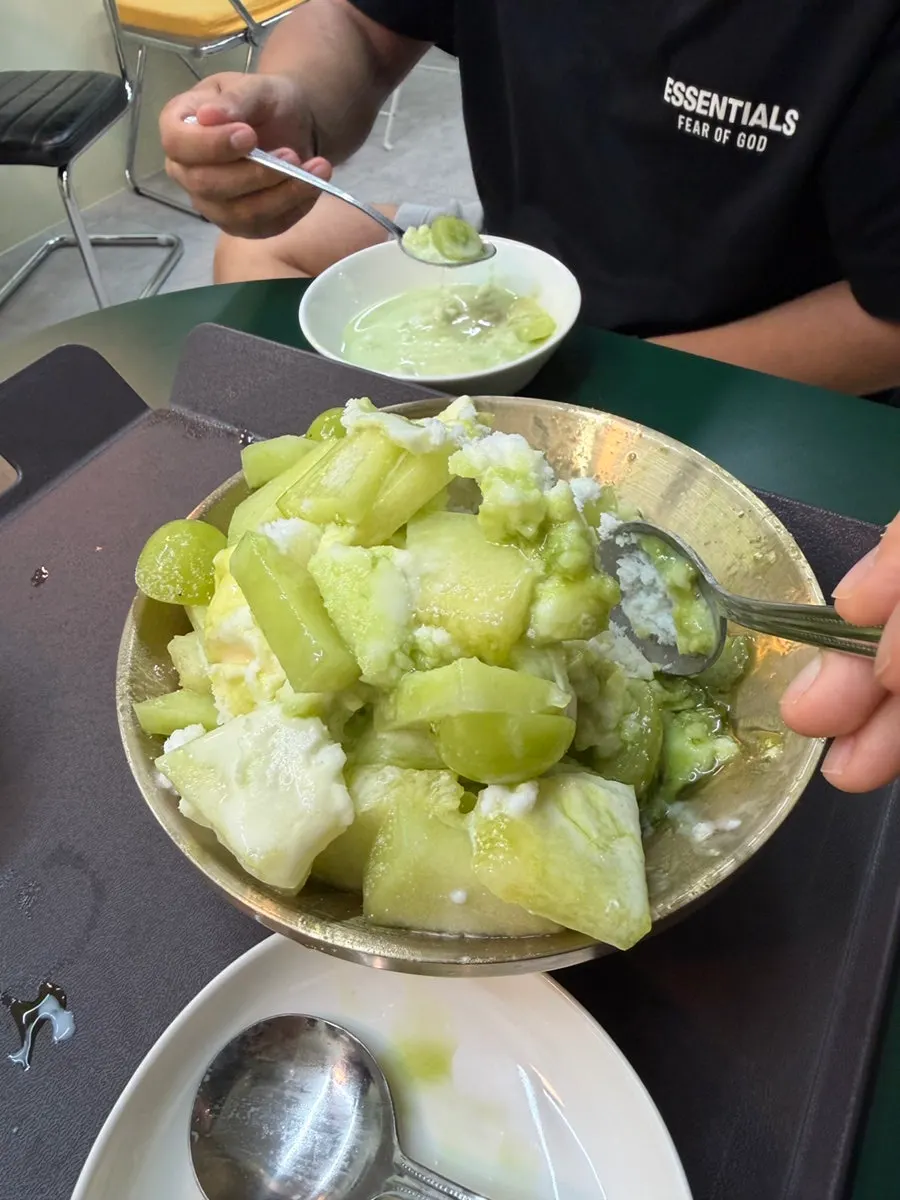 큼직한 멜론을 올린 멜론빙수