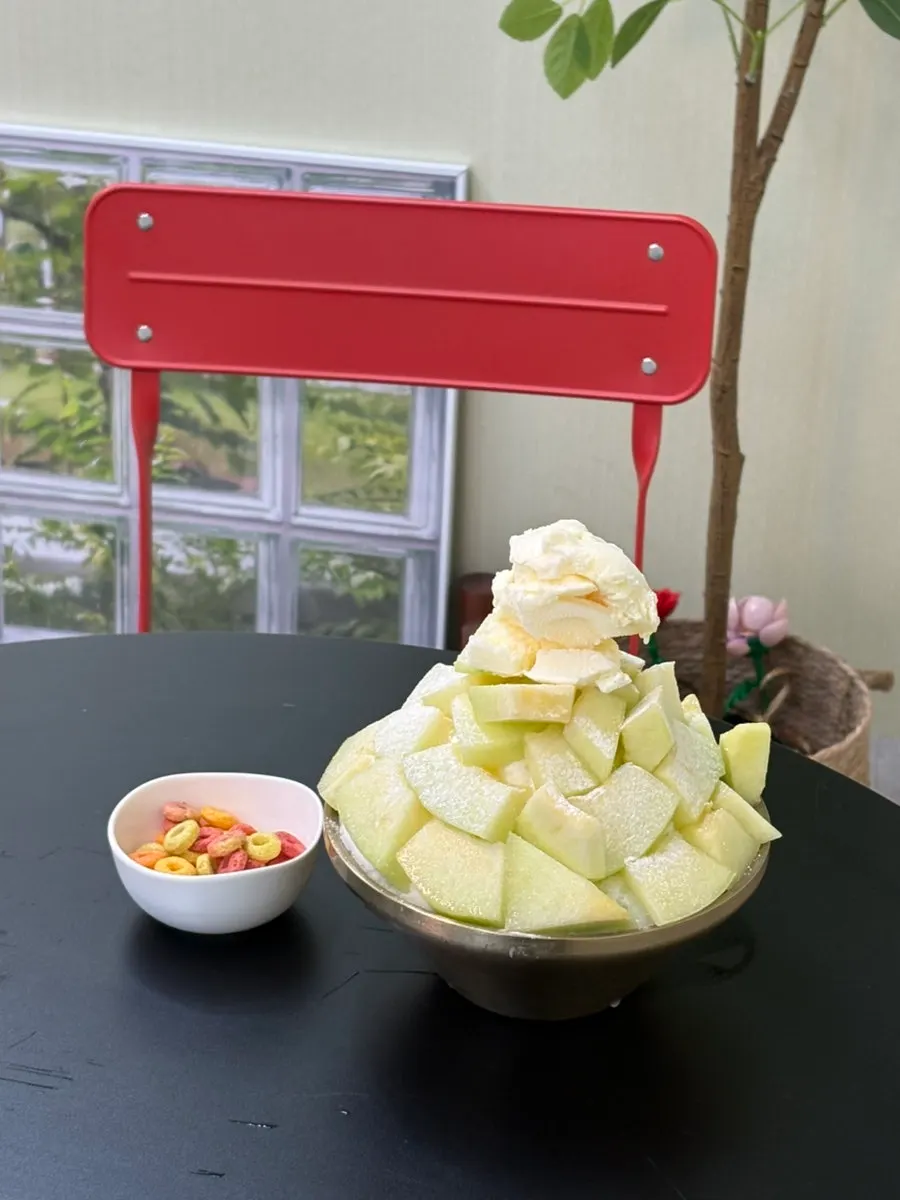 Introduction to melon bingsu at Gwaireui Sup in Dolsan, Yeosu